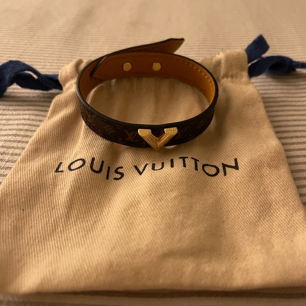 Authentic Louis Vuitton Essential V bracelet